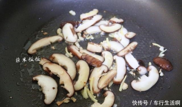 搭配一些|青椒炒鸡蛋，加它一起炒，营养翻倍，味道更鲜美，调料都省了！