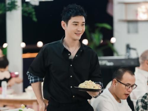  颜值|中餐厅迎来外国高颜值帅哥，李浩菲眼睛看直，赵丽颖害羞到不敢上前