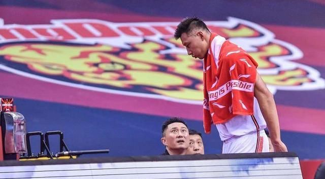  伤情|阿联无对抗受伤，谁注意到杜锋？立马站起安排换人，伤情也已公布