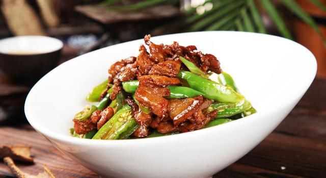  鲜嫩|不管炒什么肉，都不能直接下锅，记住几个小技巧，肉更鲜嫩不粘锅