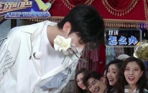 上用|蔡徐坤节目上用嘴叼袜子,谁注意他扭头后的小举动嫌不嫌弃太明显