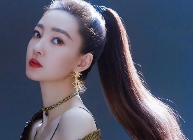  绑到|王丽坤晒运动写真，当她将上衣绑到腰间时，这腰围我没看错吧？