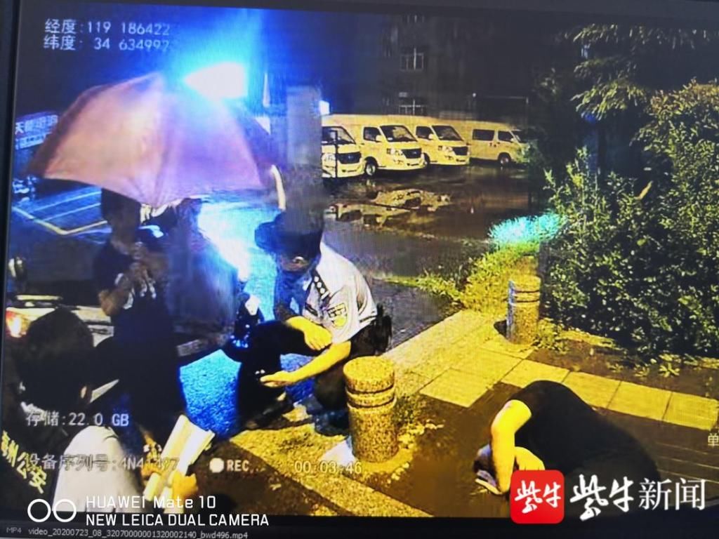 幸亏|这个男子心真大！贪杯雨夜倒路边，7岁儿子被淋透，幸亏民警及时施救父子化险为夷