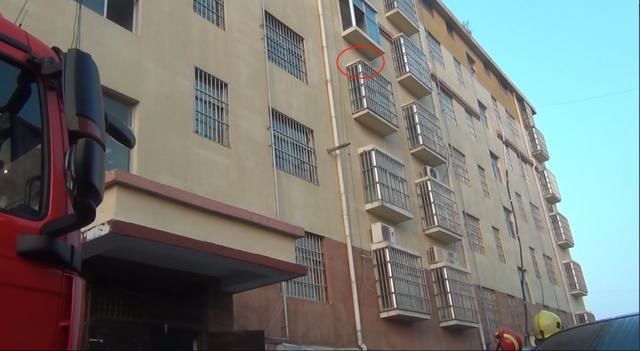  消防员|真是醉了！男子酣睡4楼空调外机平台，吊在半空还在猛踹消防员