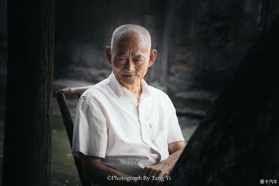 老一辈|【热搜冲顶】老一辈四川人的生活就是：吃烟，喝茶，打牌。