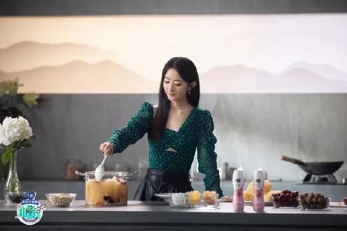  高清|赵丽颖《中餐厅》高清剧照，扎双麻花辫变俏厨娘，当妈后仍似少女