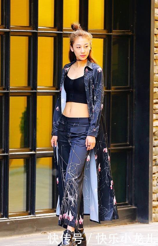  满满|清纯少艾的小姐姐身穿一件衬衫，下搭一条短裤，活力满满元气十足