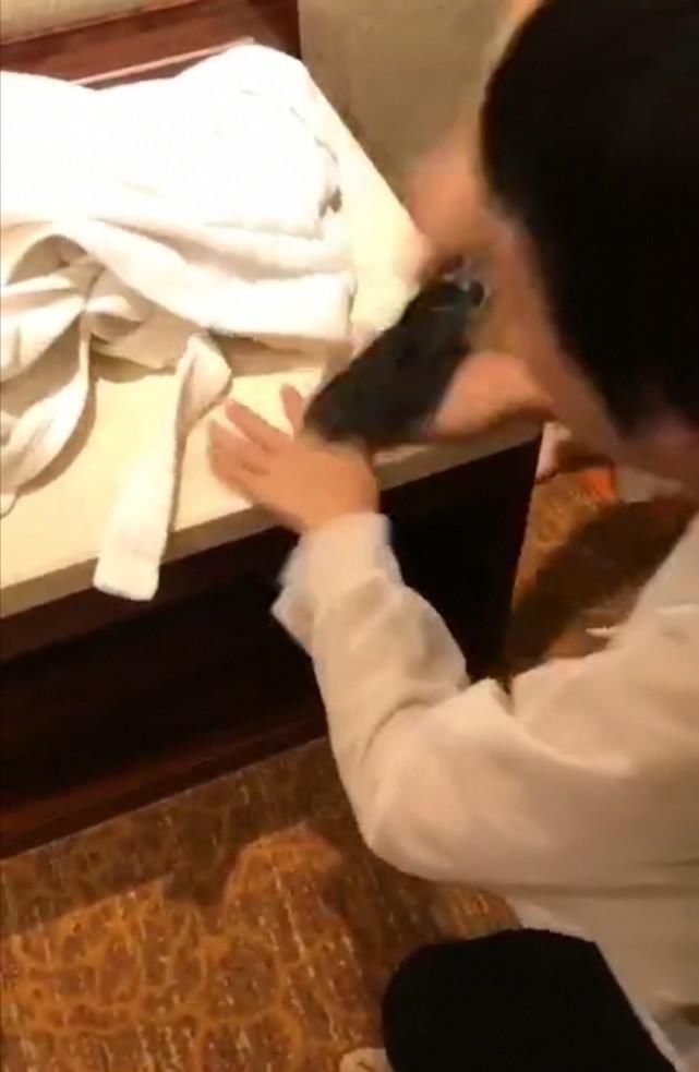 抽打|少女惨遭三名女生凌辱，逼其脱光后用鞋和衣架抽打，被打成香肠嘴