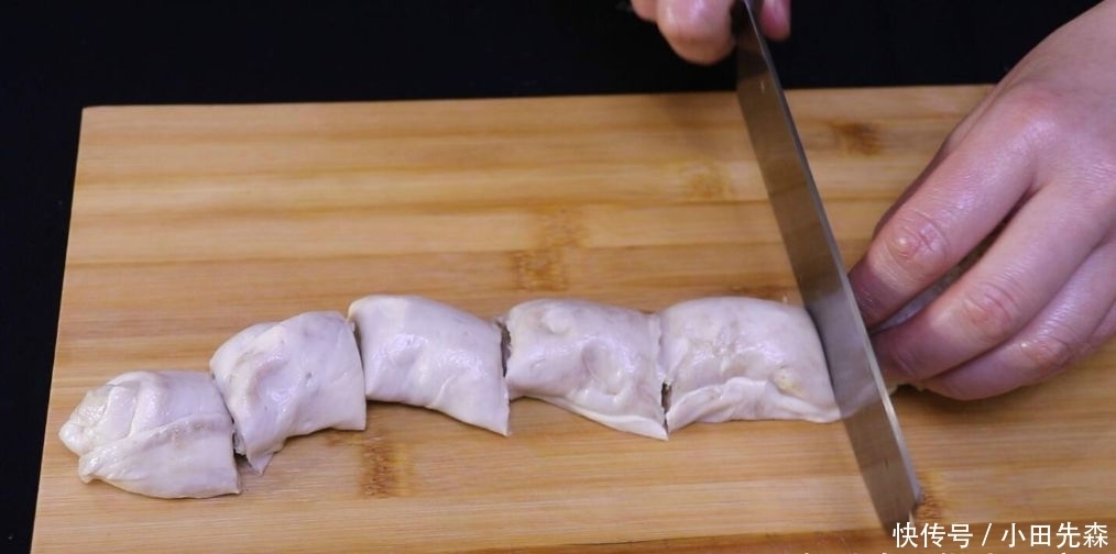 面粉|这是椒盐酥饼的做法，咸香可口，外皮超酥，轻轻一碰就掉渣