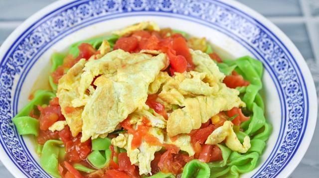  筋道|三伏天，做一锅菠菜鸡蛋凉面，口感筋道，清爽不油腻，一碗不够吃