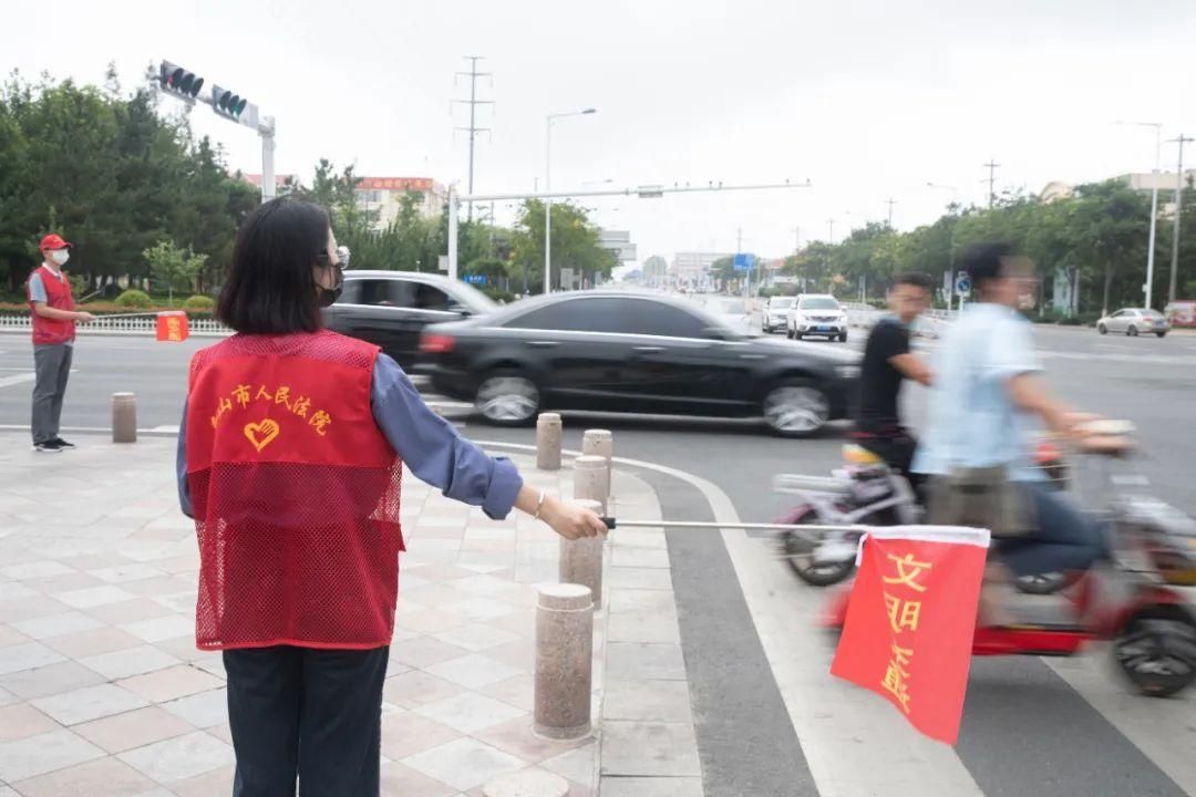 遵守交通|创城在行动 | 乳山文明交通志愿者，你们坚守岗位的样子好美！