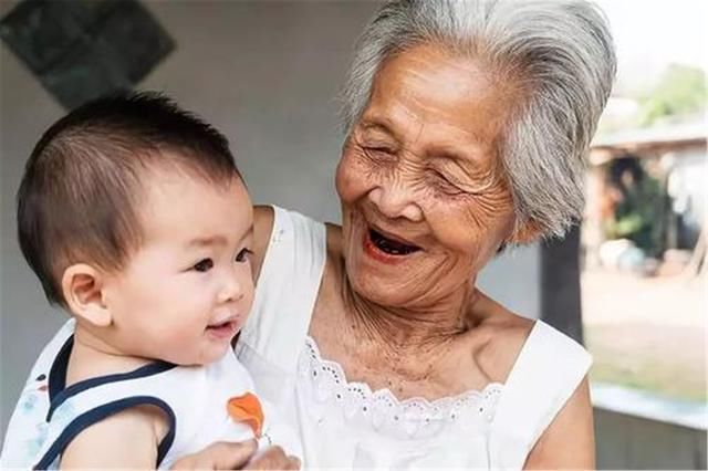  母亲|2岁男童被丢在服务区情绪稳定，亲妈百米外冷淡说：你们抓走他吧