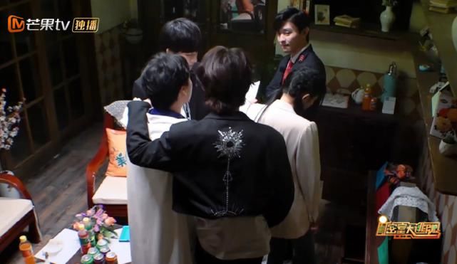 黄明昊|《密逃》同和杨幂站一起,邓伦黄明昊被吓后的反应太避嫌