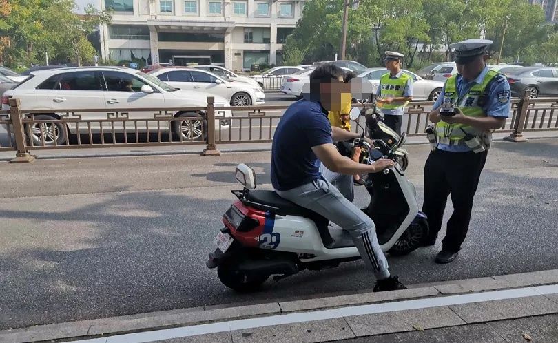刚刚|刚刚，扬州开出首批“不戴头盔”罚单