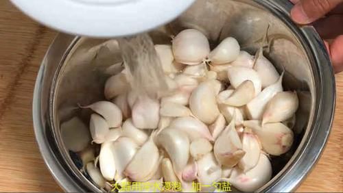  八蒜|腌腊八蒜，别用冷水和热水！很多人搞错了，难怪不香脆还长白毛！