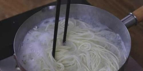 劲道|煮面条时等开再下锅?难怪面条不好吃,这么做,面条劲道又美味!