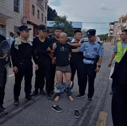 几天|杀人恶魔曾春亮落网后，为何他的裤子要被扒下？说出来你可能不信