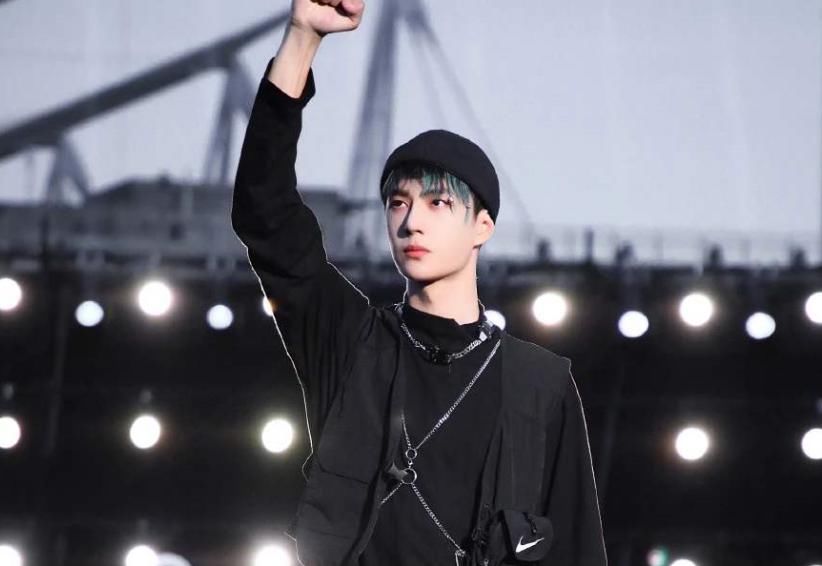  吃火锅|高冷王子一起吃火锅，王一博张艺兴惨被嘲笑，喝水都用牙刷架