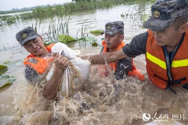 成功|解放军某旅官兵成功处置一处滑坡隐患