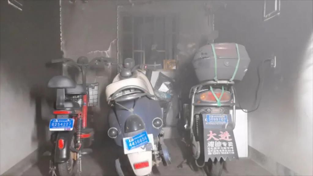  充电|金山某住宅区楼道发生火灾，整栋居民窗口求救！起因竟是…