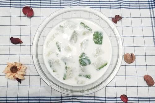  做成|把黄瓜做成甜品，解腻清爽Q弹可口，不仅热量低，还能助消化