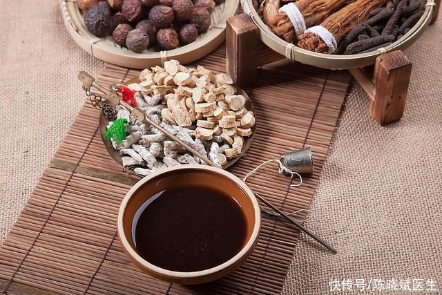 睡觉突然踩空惊醒是什么原因(睡觉容易惊醒是怎么回事?背后6个原因，最好都看看)