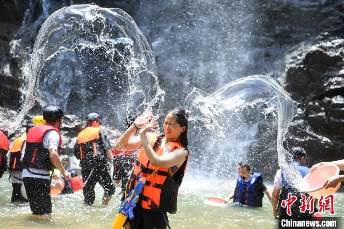 高温|湖南持续高温 民众溯溪泼水避暑