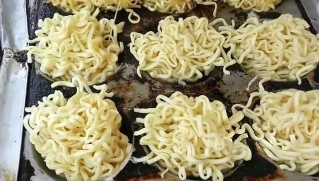 把方便面|大婶在路边摆摊卖这小吃,路人见了只摇头,试尝后连锅都买走了!