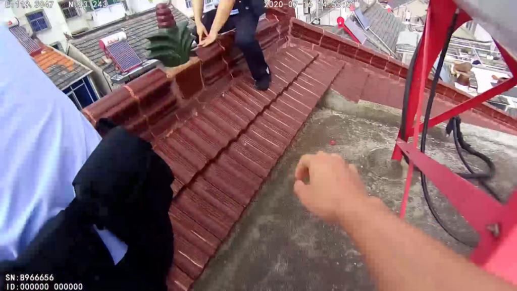 屋顶|宝应19岁女孩欲轻生，这个辅警拼了