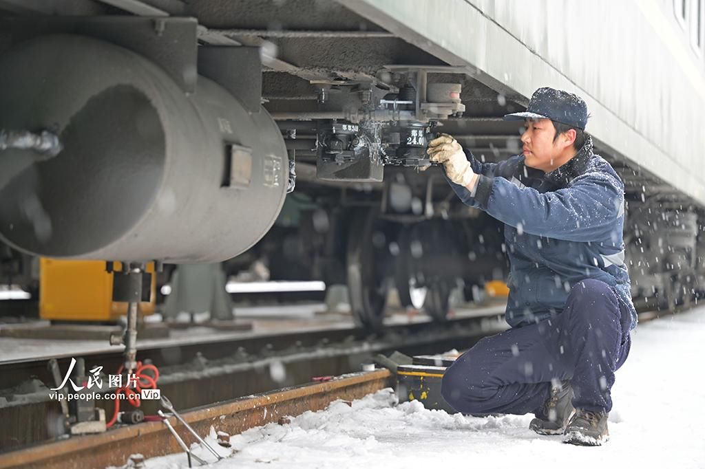 河南郑州：检修列车 护航春运