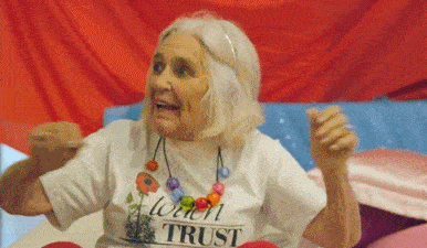 亲自|鸟人”奶奶亲自示范，什么叫做活到老玩到老