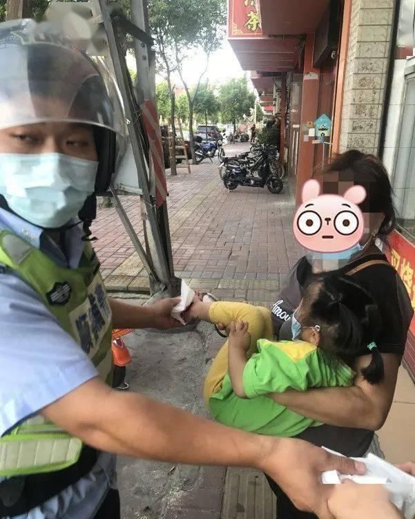  卡车|顺德一女孩脚卡车轮内，骑车带孩子的家长要注意！