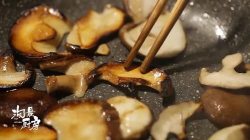  汤汁|咸鲜味醇的葱烧香菇，好吃到连汤汁都不想放过