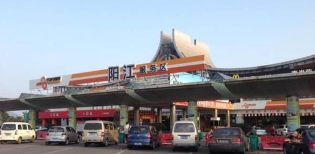  高速公路上|车主要注意，在服务区睡觉也要花钱，业主们已经蒙受了损失
