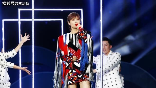  郁可唯|张含韵 郁可唯 许飞 李斯丹妮，这些超女还是选手，李宇春已成导师