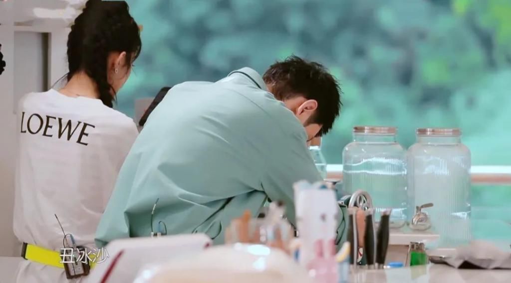  江湖|赵小刀重现江湖，专治黄晓明“中年王子病”，现实版一物降一物