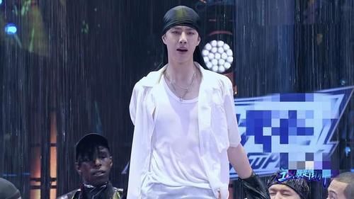  王一博|《街舞3》水舞台吸睛，张艺兴说“一搏没有脱”，王一博羞涩回应