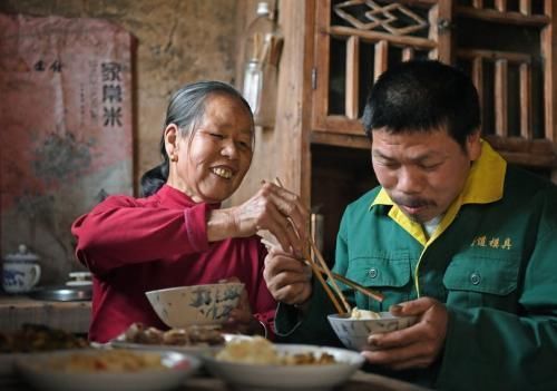 智障|智障儿子被生父推下海，虎毒尚不食子，38年的父子之情化为乌有