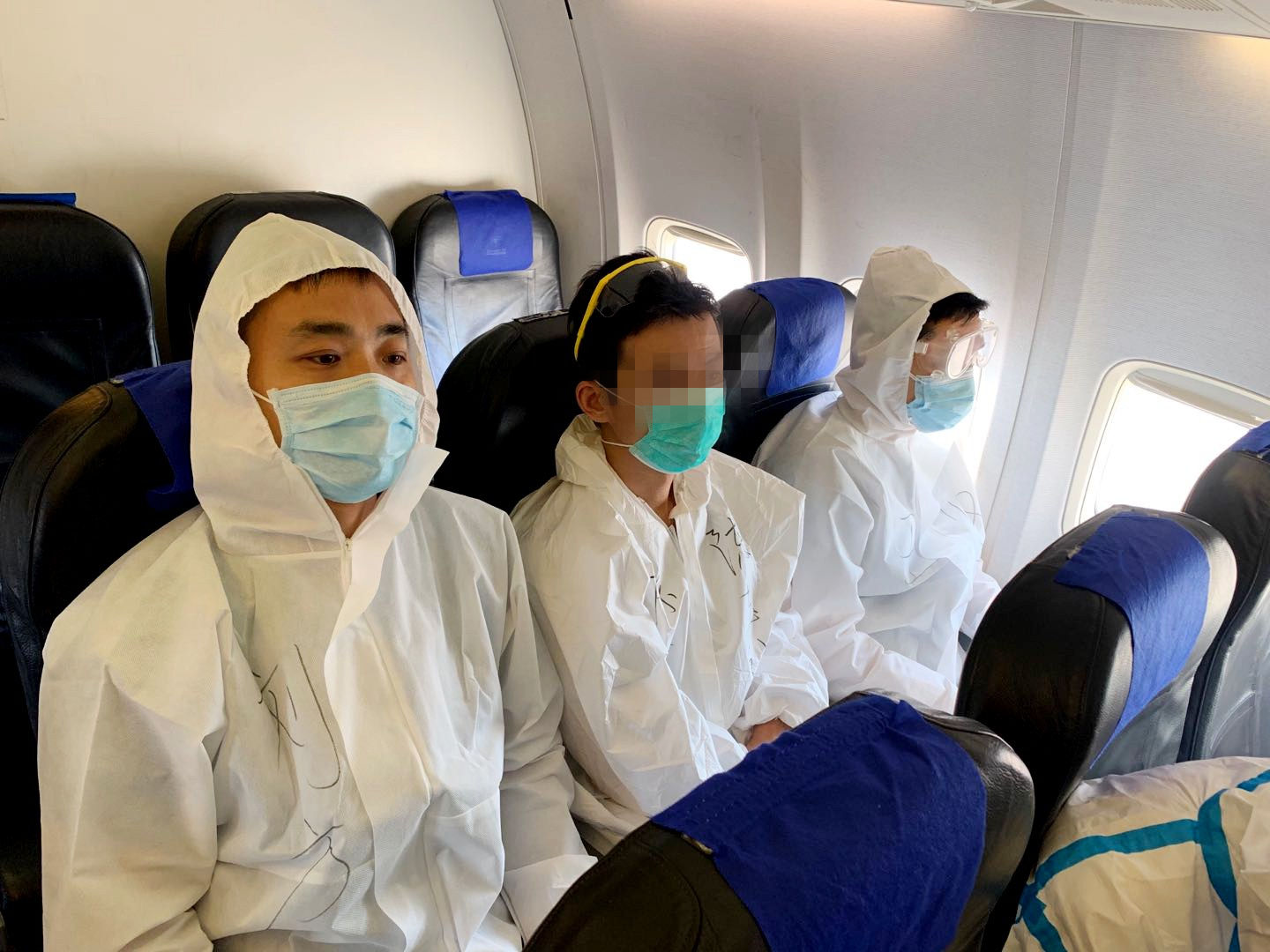 珠宝首饰|3亿元造假大案主嫌出逃 上海警方着防护服押解归案