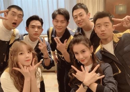  一目了然|跑男休息室突然停电，谁注意到郑恺杨颖之间的互动？私下关系一目了然！