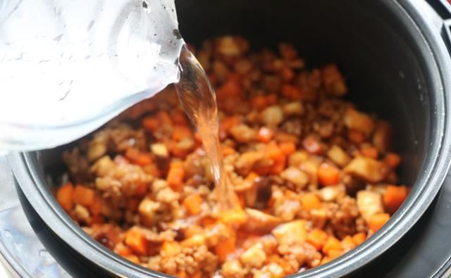  伏天|伏天别炒菜了，学会这个懒人焖饭，有菜有肉有饭，太适合懒人了！