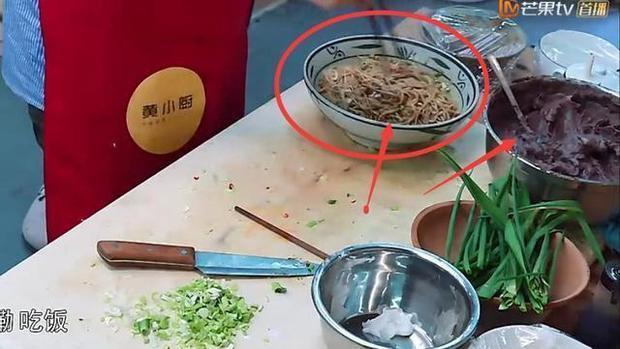 节目组|黄磊做饭,摄像师不小心穿帮,网友大呼原来都是节目组准备好的