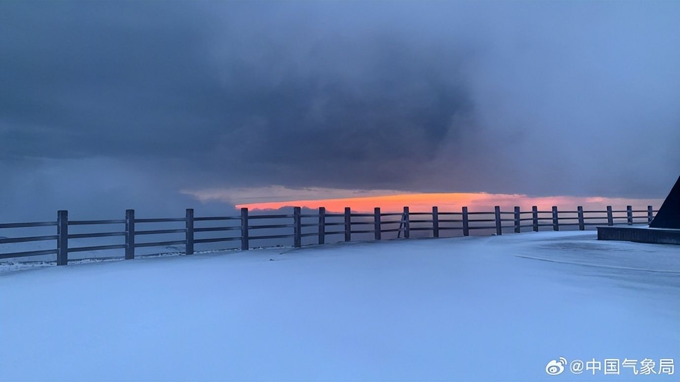 银装素裹！吉林长白山今年入秋以来首次形成大面积积雪