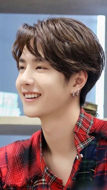  带伤|王一博带伤上阵水舞台，舞台表演帅裂了