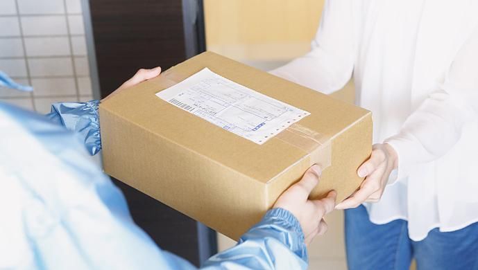  已行|取个快递，“女业主”与“快递小哥”婚外情被拍？警方通报：造谣男已行拘