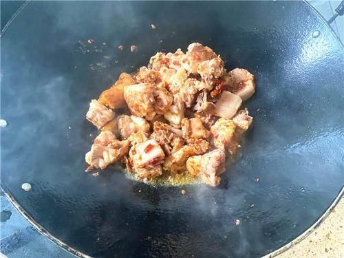 排骨|芋头烧排骨好吃有诀窍,多一步芋头白又粉,美味下饭,一盘不够吃