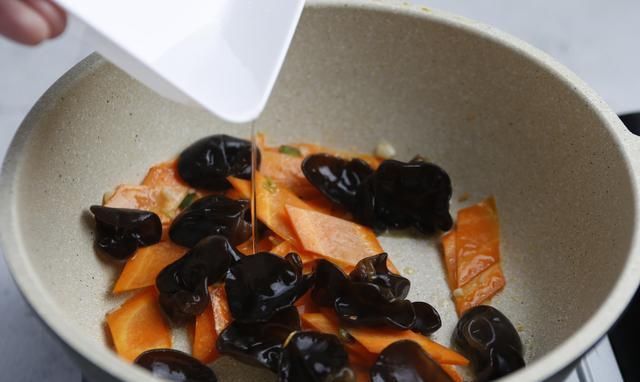 传统|这菜是传统名菜，荤素搭配，营养丰富，孩子超爱吃