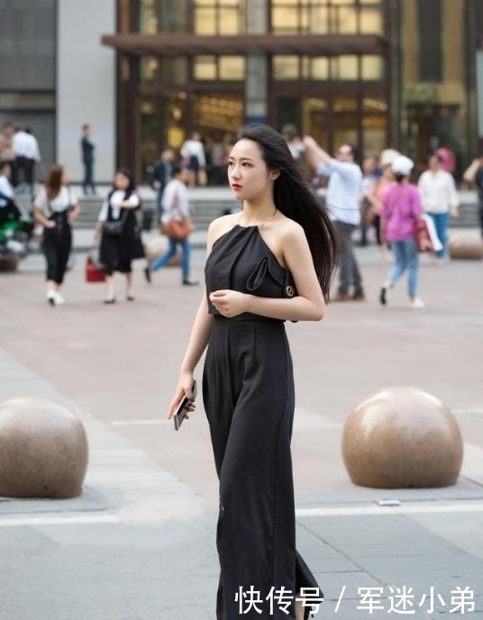 性感|路人街拍,小姐姐身穿紧身抹胸裙,充满性感韵味