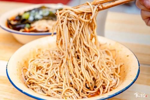 打包|天呐!让人专程驱车上百公里来打包的炸酱面,竟在襄城藏了24年!