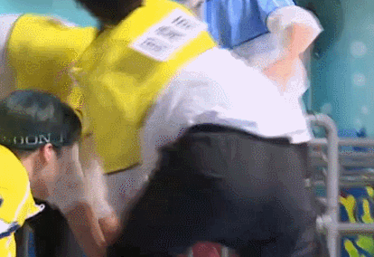  名牌|白宇主动上前撕名牌，周震南把何洛洛护在身后，暖心小队长上线